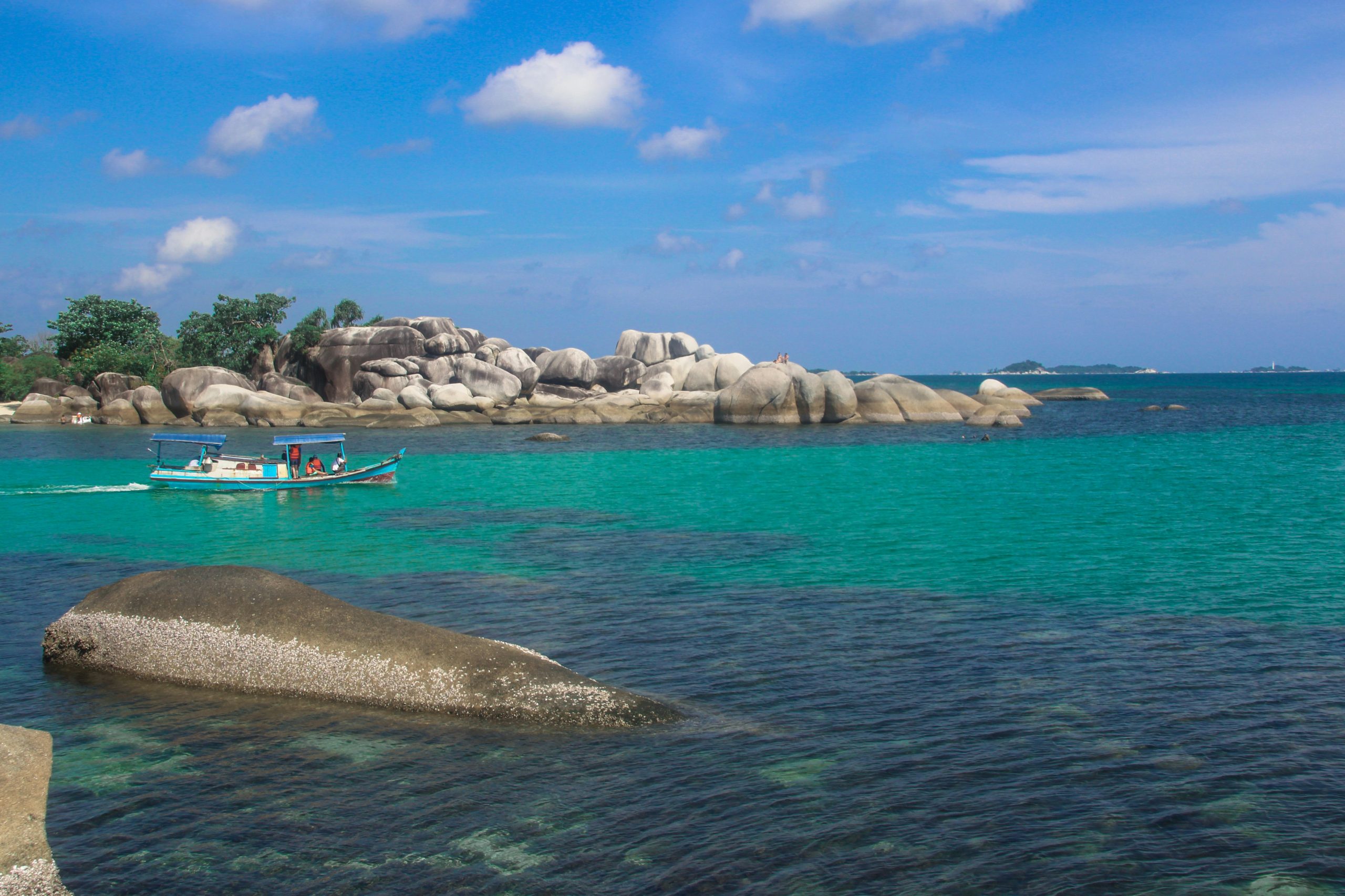 Pantai Belitung dengan batu granit