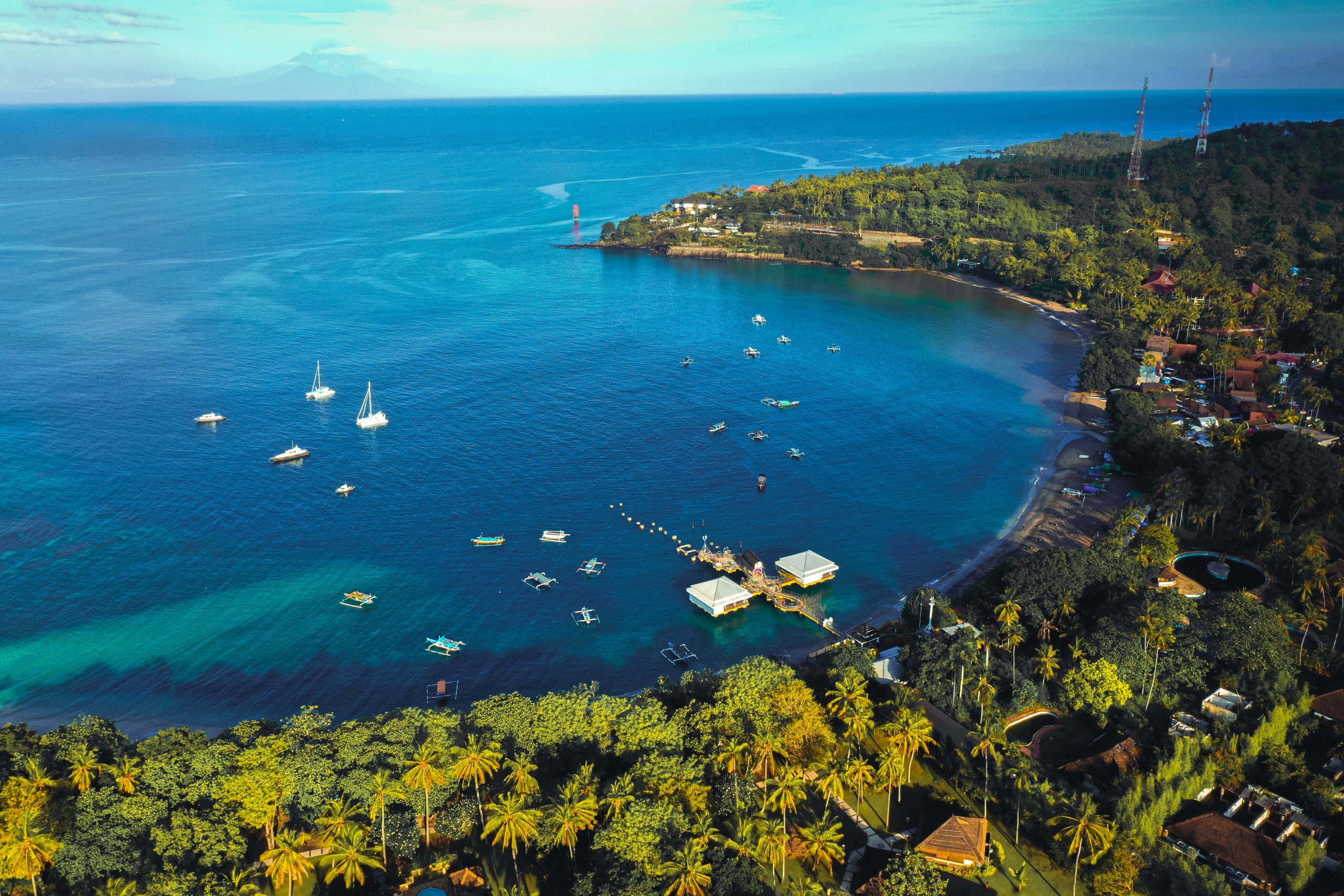 Pantai eksotis Lombok dengan pemandangan laut biru